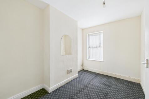 CAM04825G0-PR0241-STILL004