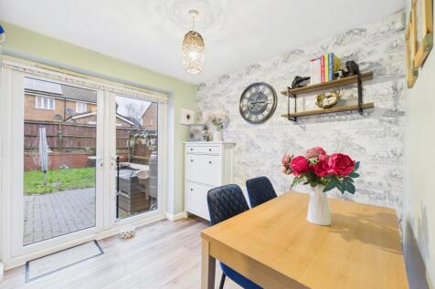 CAM04825G0-PR0246-STILL002