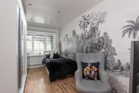 Woodlands bedroom4.jpg