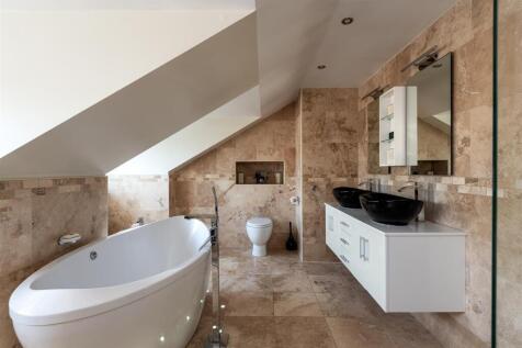 Woodlands bedroom1 ensuite1b.jpg