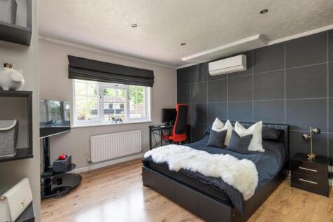 Woodlands bedroom2.jpg