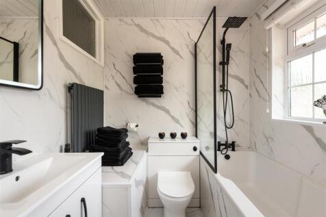 Woodlands bedroom2 ensuite.jpg