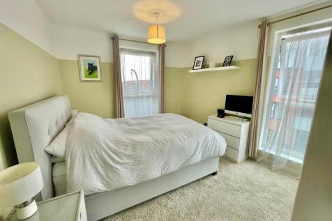 18 Lewis House Bedroom.jpg