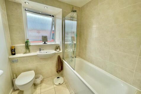 18 Lewis House Bathroom.jpg