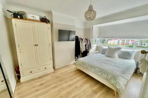 69 Birchwood Ave Bed 1 v2.jpg