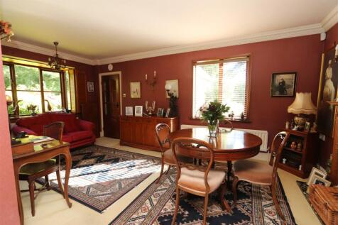 DINING/FAMILY AREA