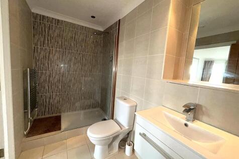 EN SUITE SHOWER ROOM