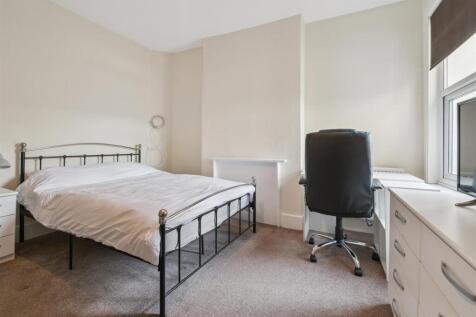 16b Gambole Road, London bedroom 1.jpg