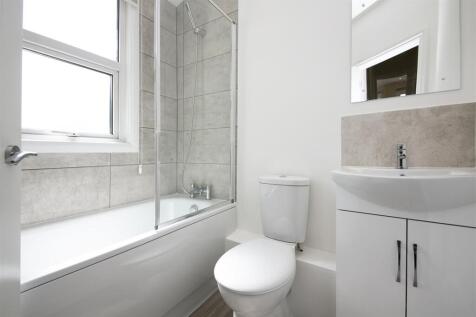 50b Letchworth Street, bathroom.jpg