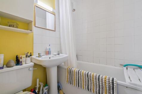 3 Brightwell Crescent SW17 bathroom.jpg
