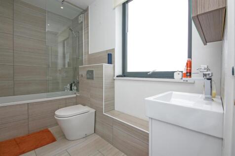 37 Coverton Road SW17 bathroom.jpg