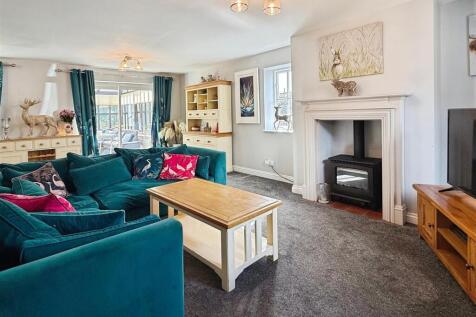 L-Shaped Lounge with Dining Area