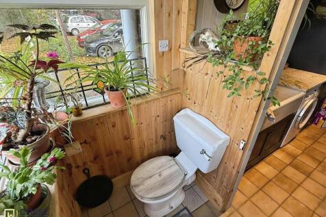 Rear porch / WC