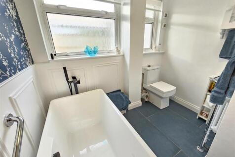 Bathroom 1.jpg