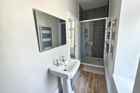 Ensuite Bedroom 2.jpg