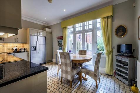 Kitchen/ Dining