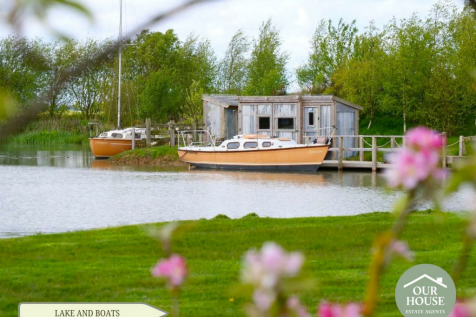 LAKE AND BOAT ACCOMMODATION
