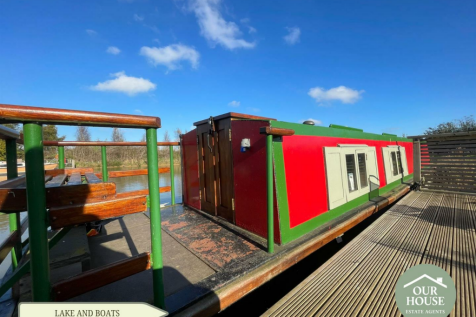 LAKE AND BOAT ACCOMMODATION