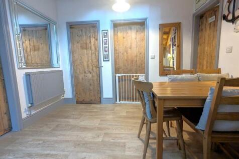 Entrance Hall/Dining Area