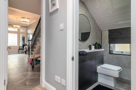 Downatsirs wc and access to hallway