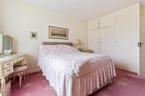 1 Midhurst Close-005.JPG