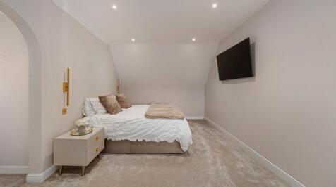 MASTER BEDROOM WITH WALK IN WARDROBE