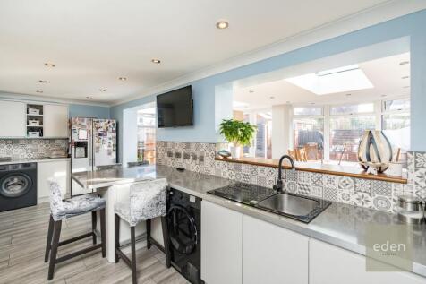 KITCHEN/BREAKFAST AREA