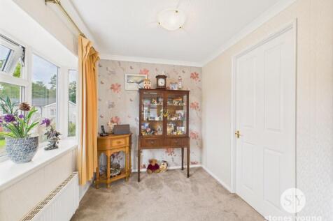 Lounge &amp; Dining Room