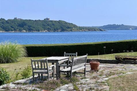 COMMUNAL AFRESCO DINING