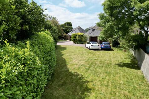End of front Garden Towards Drive and House
