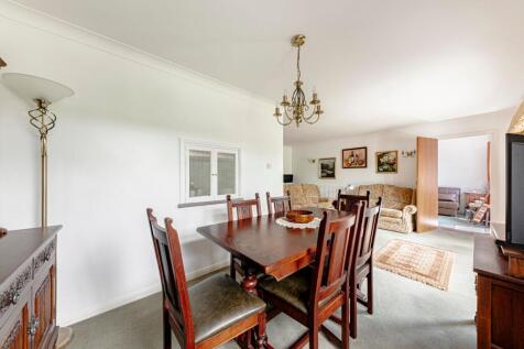 Living Room/Dining Room (4)