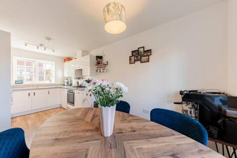 Kitchen/Dining Room (4)