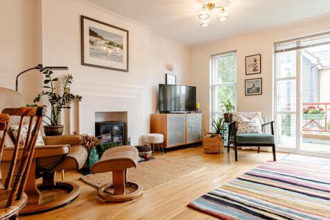 Living Room/Dining Room (4)