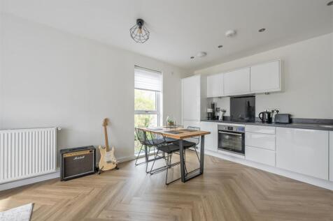 Merriam Close, E4