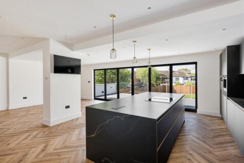 The Avenue E4