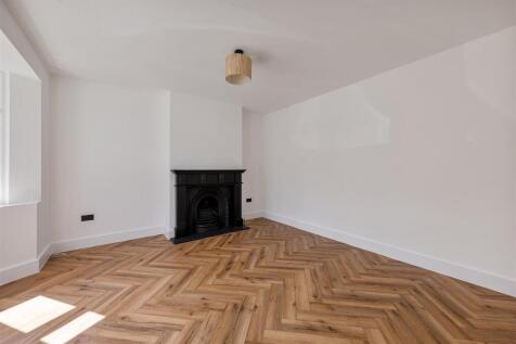 The Avenue E4