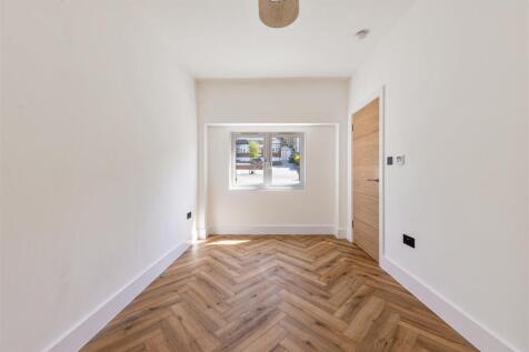 The Avenue E4