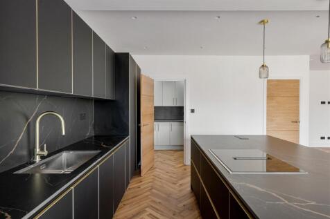 The Avenue E4