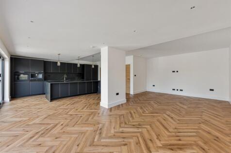 The Avenue E4