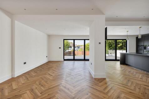 The Avenue E4
