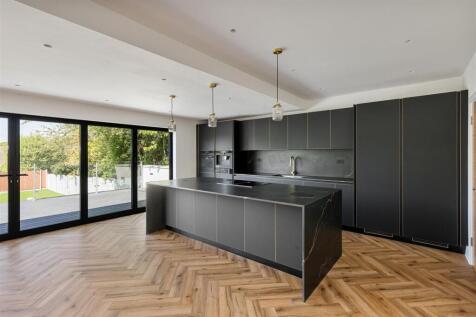 The Avenue E4