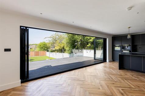 The Avenue E4
