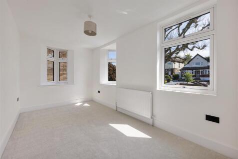 The Avenue E4