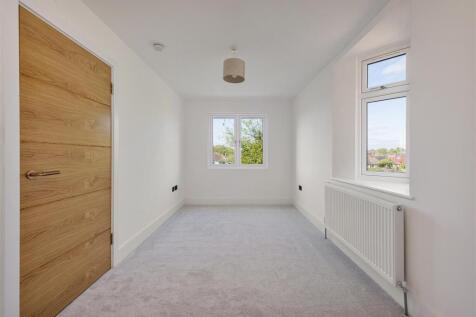 The Avenue E4