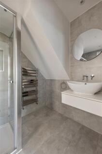 The Avenue E4