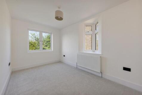 The Avenue E4