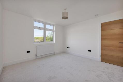 The Avenue E4