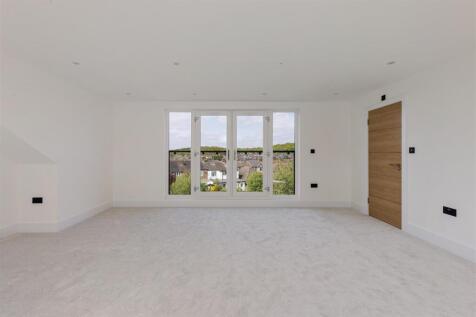 The Avenue E4
