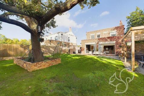 CAM01659G0-PR0212-STILL056 2.jpg