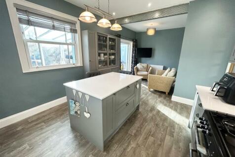 KITCHEN/ BREAKFAST ROOM